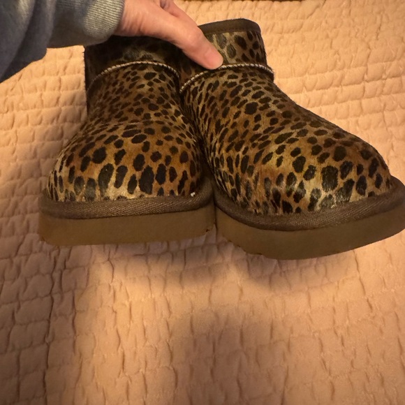 UGG Women’s Ultra Mini Caspian Calf Hair Boots Cheetah Size 9 - Picture 4 of 6